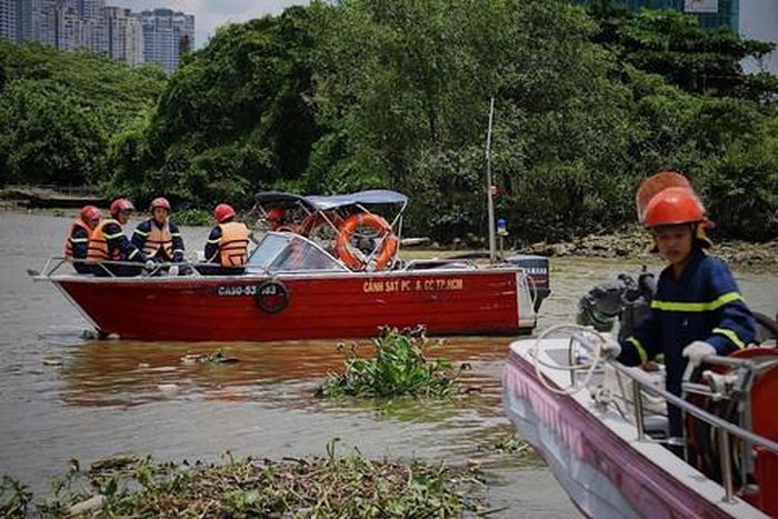Lực lượng làm nhiệm vụ sử dụng ca nô, xuồng cao tốc di chuyển đến địa điểm cháy