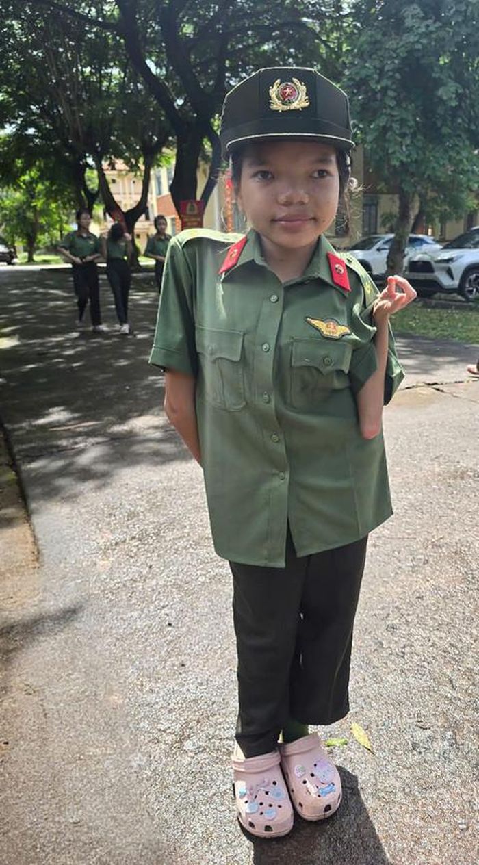 Em La O Thị Xim trên sân trường