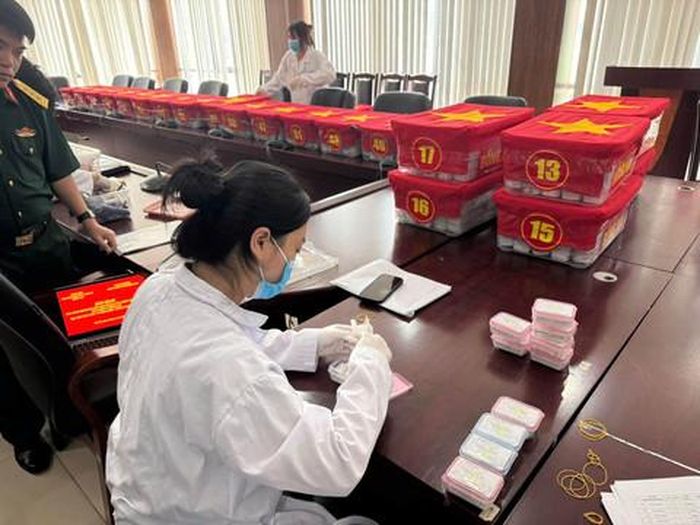 Các mẫu HCLS được bàn giao cho Viện Hàn lâm Khoa học và Công nghệ Việt Nam giám định ADN