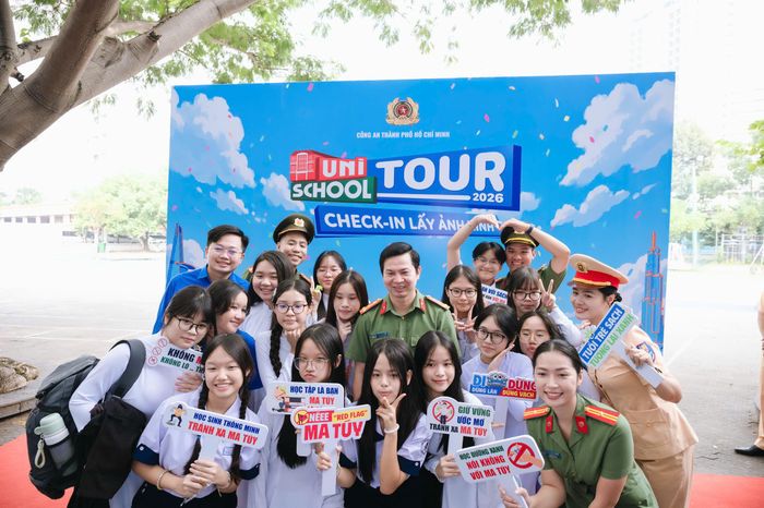 Đại tá Lê Công Anh, Phó Giám đốc Công an Thành phố cùng các đại biểu và các bạn học sinh tại chương trình