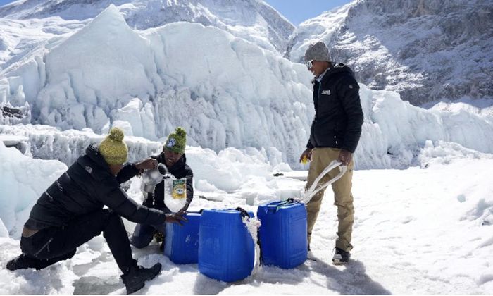 Băng trên đỉnh Everest - Ảnh: Reuters