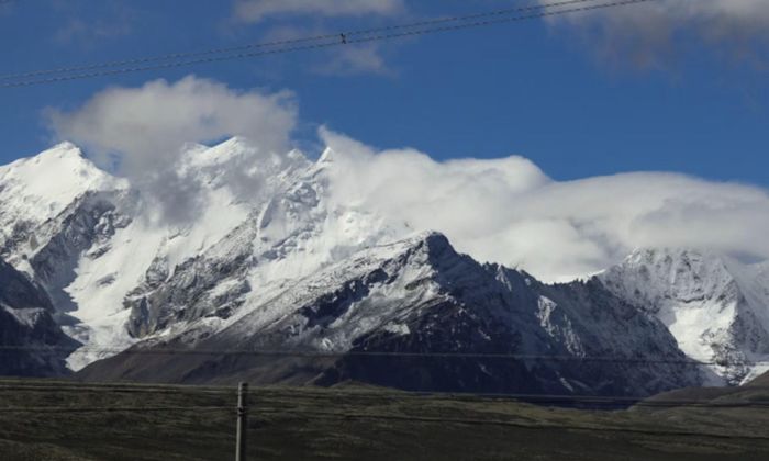 Các ngọn núi đỉnh phủ tuyết của dãy Himalaya ở khu tự trị Tây Tạng - Trung Quốc - Ảnh: Reuters