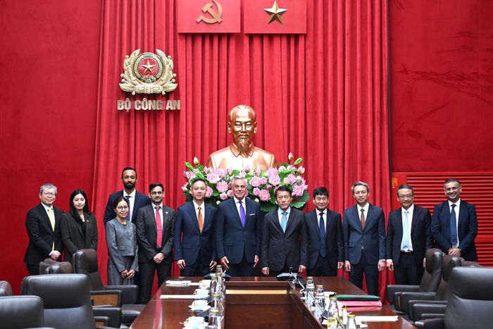  Bộ trưởng Lương Tam Quang và ông Jon Meade Huntsman Jr. cùng các đại biểu tại buổi làm việc
