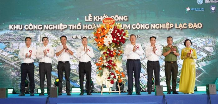 Phó Bí thư Tỉnh ủy, Chủ tịch UBND tỉnh cùng các đồng chí Ủy viên Ban Thường vụ Tỉnh ủy tặng hoa chúc mừng nhà đầu tư dự án tại lễ khởi công.