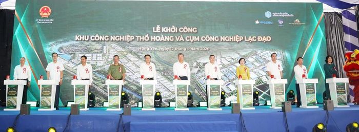 Các đại biểu thực hiện nghi thức nhấn nút khởi công dự án.