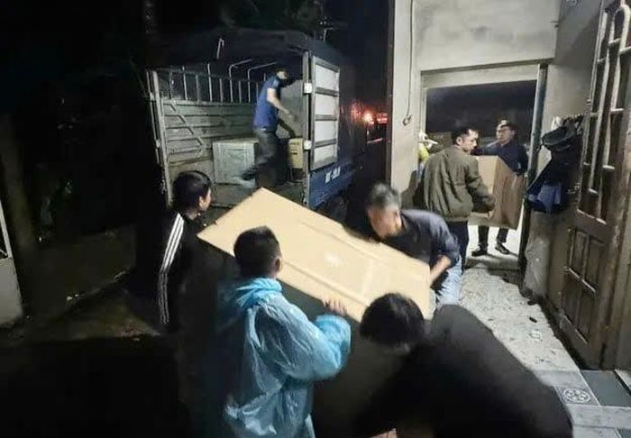 Lực lượng chức năng tỉnh Quảng Trị hỗ trợ bà con vùng có nguy cơ ngập lụt di chuyển đồ đạc