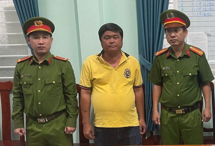 Nguyễn Văn Tỉnh tại cơ quan Công an sau khi bị khởi tố về tội “Vi phạm quy định về khai thác tài nguyên”. Ảnh: Công an tỉnh An Giang