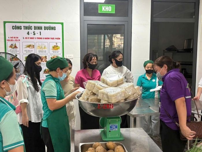 Đoàn kiểm tra UBND phường Yên Sở kiểm tra đột xuất khâu nhận thực phẩm kiểm soát kỹ từ đầu vào. Ảnh Đơn vị cung cấp.