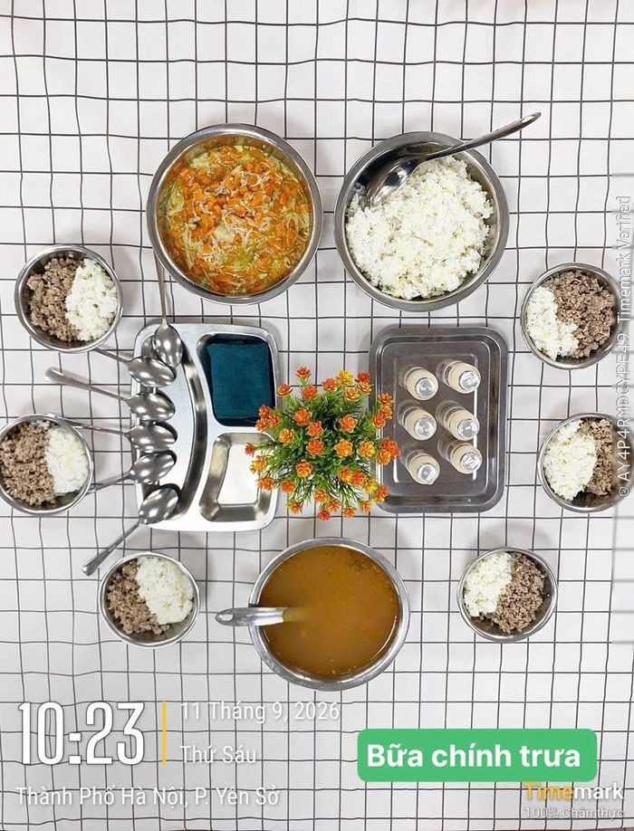 Mỗi công đoạn chế biến bữa ăn tại Trường mầm non Ánh Sao đều được giám sát chặt chẽ, bảo đảm yêu cầu về vệ sinh và an toàn. Ảnh Đơn vị cung cấp.