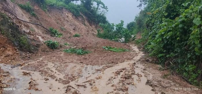 Do khối lượng đất đá sạt lở lớn cùng thời tiết khắc nghiệt nên công tác khắc phục cũng gặp nhiều khó khăn...