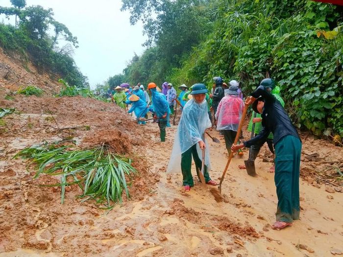 Quân và dân xã A Lưới 1, Tp. Huế tích cực khắc phục sự cố sạt lở tại Thôn Pâr Ay