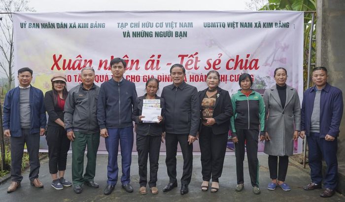 Nhà báo Đỗ Ngọc Thi, Tổng biên tập Tạp chí Hữu cơ Việt Nam cùng các mạnh thường quân và đại diện chính quyền xã Kim Bảng trao tặng quà tết cho gia đình hoàn cảnh khó khăn tại địa phương (tháng 1/2026).