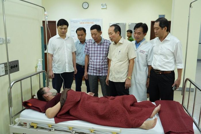 Lãnh đạo thành phố Huế trực tiếp thăm hỏi, động viên công nhân Scavi Huế đang điều trị tại Bệnh viện Trung ương Huế cơ sở 2.