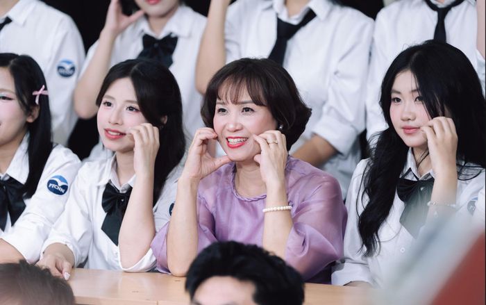 Cô Cao Thị Thúy Hòa cùng các học trò lớp 12A5.