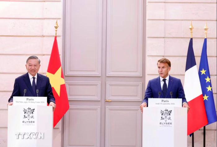 Tổng Bí thư, Chủ tịch nước Tô Lâm và Tổng thống Pháp Emmanuel Macron gặp gỡ báo chí. (Ảnh: TTXVN)