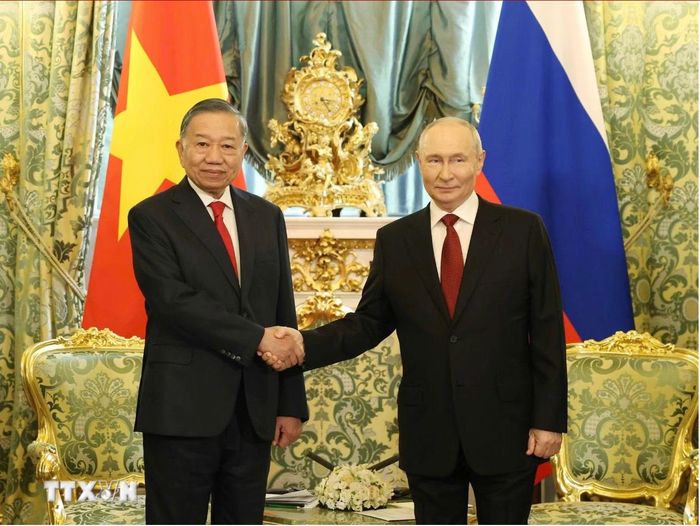 Tổng Bí thư, Chủ tịch nước Tô Lâm và Tổng thống Nga Vladimir Putin chụp ảnh chung trước hội đàm. (Ảnh: TTXVN)