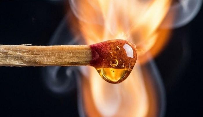 Dùng lửa để phân biệt mật ong cũng là cách được nhiều người sử dụng.