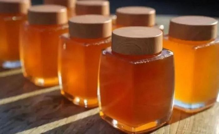 Mật ong thật có thể có màu đậm hay nhạt nhưng trông phải sáng, bóng và tự nhiên.