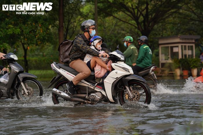 Theo ghi nhận, khoảng 7h30, nước bắt đầu rút khi triều cường hạ. Tuy nhiên, việc đi lại trên tuyến đường vẫn gặp khó khăn do mặt đường còn ngập nước.
