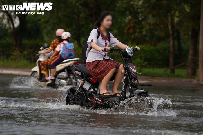 Học sinh cũng phải băng qua những đoạn nước ngập để đến trường trong sáng đầu tuần.