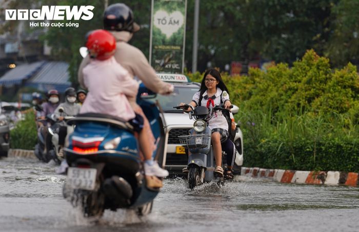 Theo người dân, tại khu đô thị có Trường Tiểu học Nguyễn Bỉnh Khiêm cùng nhiều trường mầm non. Đường số 1 là tuyến đường chính dẫn vào khu vực trường học, đồng thời là tuyến đường người dân sử dụng để đi làm. Vì vậy, khi tuyến đường bị ngập, việc đưa đón học sinh và đi lại trong ngày đầu tuần bị ảnh hưởng.