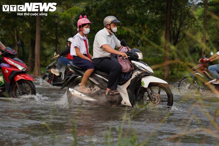 Theo Đài Khí tượng Thủy văn khu vực Nam Bộ, ngày 14/9, thời tiết TP.HCM nhiều mây, có mưa rào và dông rải rác, cục bộ có nơi mưa to. Gió Tây Nam duy trì cấp 2-3. Nhiệt độ thấp nhất dao động 24-26°C, cao nhất 30-33°C. Trong mưa dông, khả năng xảy ra lốc, sét và gió giật mạnh.