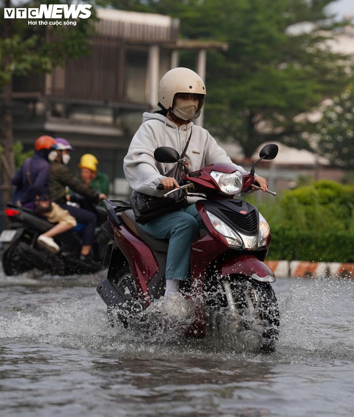 Bà Nguyễn Thị Thuỷ, cư dân Mizuki Flora, cho biết từ khi người dân chuyển vào sinh sống, tuyến đường này thường xuyên xảy ra tình trạng ngập khi mưa lớn hoặc triều cường. “Vào mùa mưa hoặc triều cường thì dọc tuyến đường này chìm trong biển nước, khiến việc đi học, đi làm trở nên khó khăn. Nhiều khi lái xe chưa lội qua hết khu vực ngập, xe đã chết máy, phải dắt bộ”, bà Thuỷ nói.
