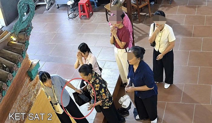 Hai người phụ nữ dàn cảnh móc túi tại đền Phấn Động, xã Tam Đa, tỉnh Bắc Ninh. (Ảnh cắt từ clip).