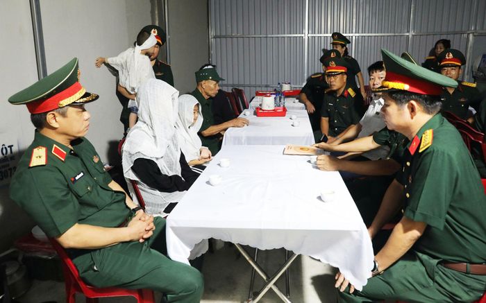 Các cán bộ, lãnh đạo Quân khu 3 động viên, chia buồn cùng gia quyến Trung tá Trần Văn Tùng, người dũng cảm hy sinh khi thấy người dân gặp hiểm nguy. (Ảnh: Khánh Linh)