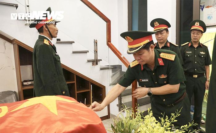 Lễ viếng Trung tá Trần Văn Tùng diễn ra từ 7h30 đến 14h15 ngày 14/9; lễ truy điệu, tiễn đưa lúc 14h25 và lễ an táng được tổ chức tại quê nhà vào chiều cùng ngày. (Ảnh: Khánh Linh)