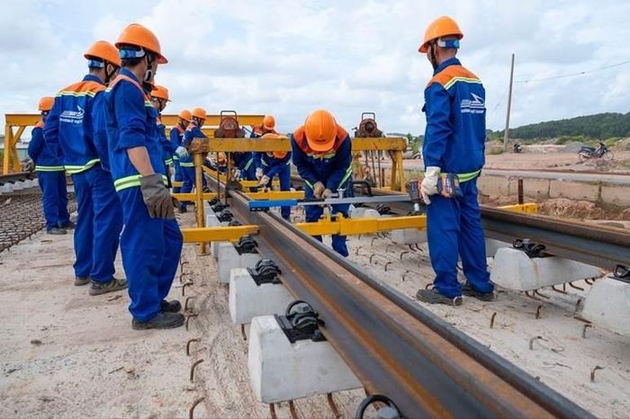 Cận cảnh loại ray rãnh 60R2 đầu tiên tại Phú Quốc.