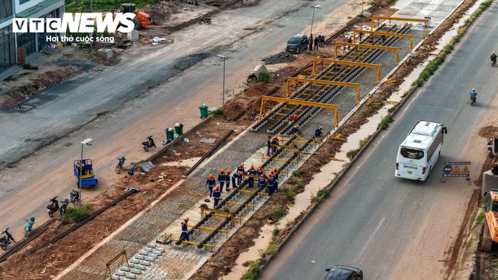 Những đoạn ray chính tuyến đầu tiên được lắp đặt trên tuyến đường sắt nhẹ Phú Quốc.