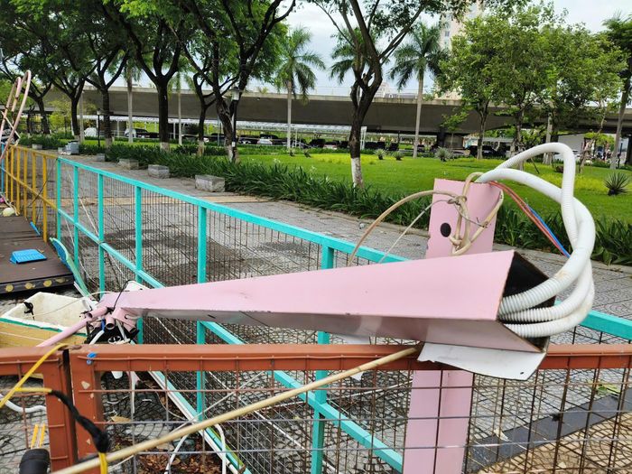 Gió mạnh khiến trụ điện chiếu sáng ngã đổ.