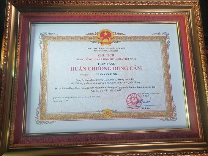 Chủ tịch nước truy tặng Huân chương dũng cảm cho Trung tá Trần Văn Tùng.