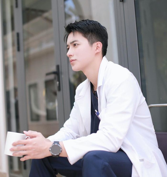 Sau Match Day, hình ảnh Vũ Quang Huy xuất hiện dày đặc trên mạng xã hội, không ít bài đăng gọi chàng trai là “nam thần” bác sĩ nội trú.