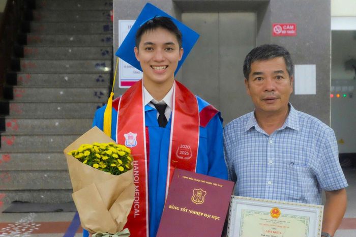 Từng có thời điểm Huy muốn bỏ học giữa chừng nhưng cuối cùng, anh chàng đã tốt nghiệp loại Giỏi ngành Y khoa - Trường Đại học Y Hà Nội và trở thành tân bác sĩ nội trú chuyên ngành ung thư.