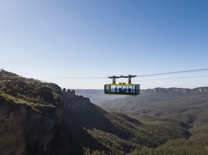 Tận hưởng cảm giác lơ lửng giữa mây trời và ngắm nhìn toàn cảnh thung lũng từ Scenic Skyway.
