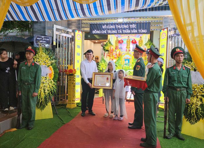 Chủ tịch nước ký Quyết định 1507 về việc truy tặng Huân chương dũng cảm đối với Trung tá Trần Văn Tùng.