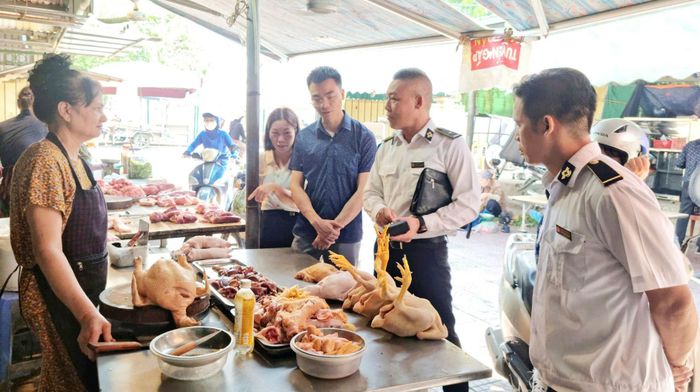 Đoàn kiểm tra của Sở Nông nghiệp và Môi trường Hà Nội kiểm tra an toàn thực phẩm tại các chợ trên địa bàn xã Hoài Đức. Ảnh: Minh Thắm.