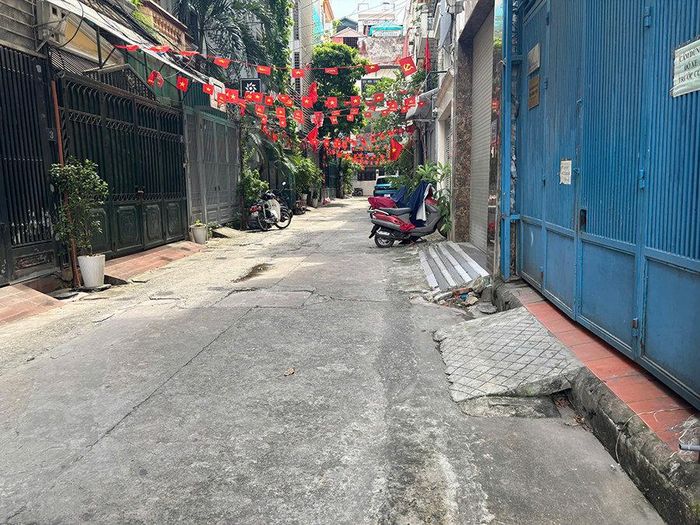 Một phần lòng đường ngõ 18 phố Vũ Thạnh bị chiếm dụng để xây cầu dẫn, bậc tam cấp với nhiều kích thước khác nhau. Ảnh: PV