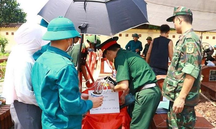 Tiến hành số hóa hài cốt đã khai quật tại nghĩa trang liệt sĩ An Phú. Ảnh: Biên Phạm