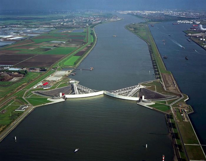 Cửa chống lũ khổng lồ Maeslantkering trên sông tại Rotterdam, có chiều dài lớn hơn cả chiều cao tháp Effeil, và có thể mở cho tàu thuyền qua lại. Ảnh: Cơ quan Quản lý Hạ tầng và Nước Hà Lan