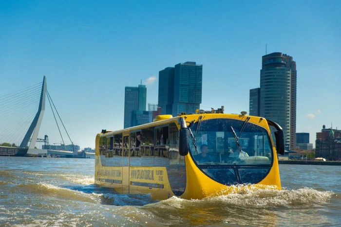 Xe buýt du lịch trên sông tại Rotterdam. Ảnh: Rotterdam Info