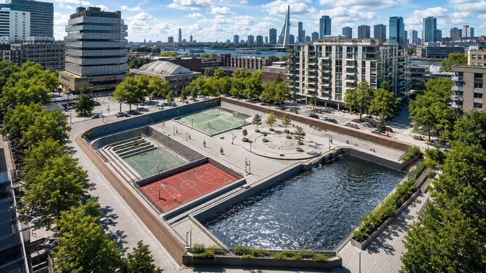 Nhiều công trình công cộng của Rotterdam như quảng trường hay sân bóng được thiết kế thấp để có thể trữ nước khi thành phố đối mặt ngập lụt cục bộ. Ảnh: CPG