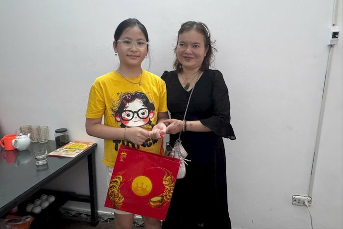 Giám đốc Hợp tác xã Người mù Hà Nội Trần Thanh Tú trao tặng quà Trung thu cho cháu Quỳnh Như. Ảnh: Khánh Chi