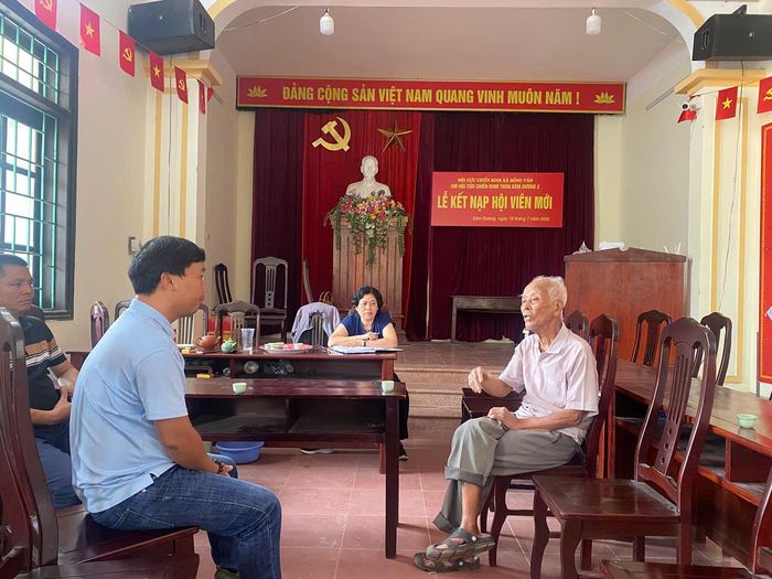Phóng viên Cơ quan Báo và Phát thanh truyền hình Hà Nội lắng nghe ý kiến của người dân thôn Xâm Dương. Ảnh: PV