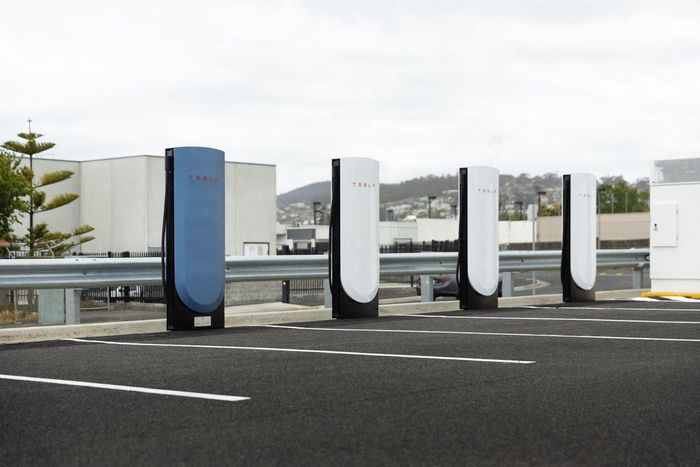 Một bãi sạc Supercharger của Tesla tại Canada. Ảnh: Tesla