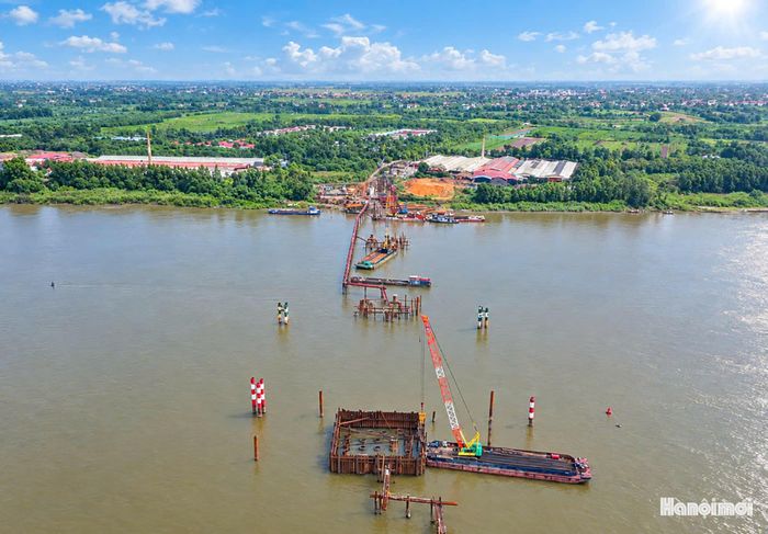Trong đó, đoạn đường kết nối từ cầu đến Quốc lộ 32 dài 4,81km được xây dựng với quy mô 6 làn xe cơ giới và 2 làn xe thô sơ. Riêng cầu Vân Phúc dài gần 3km, gồm cầu cạn, cầu dẫn và cầu chính vượt sông Hồng, có quy mô 4 làn xe cơ giới và 2 làn xe thô sơ.