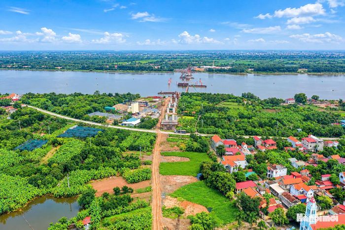Sau hơn một năm triển khai, dự án đầu tư xây dựng cầu Vân Phúc vượt sông Hồng nối thành phố Hà Nội và tỉnh Phú Thọ có tổng mức đầu tư 3.443 tỷ đồng đang dần rõ hình hài.