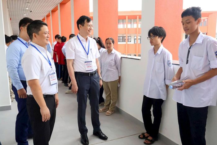 Giám đốc Sở Giáo dục và Đào tạo Hà Nội Nguyễn Văn Hiền động viên thí sinh trước giờ thi. Ảnh: Thảo Phạm